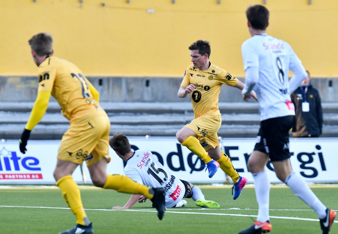 TETTE DUELLER: Thomas Jacobsen (5) blir taklet av Erlend Eggen Persgård (15) i vårens seriekamp mot Elverum. Oppgjøret endte til slutt 5-0 til Glimt. I forgrunnen: Kristian Fardal Opseth (22) og Håkon Rønes (8). FOTO: Kent Even Grundstad