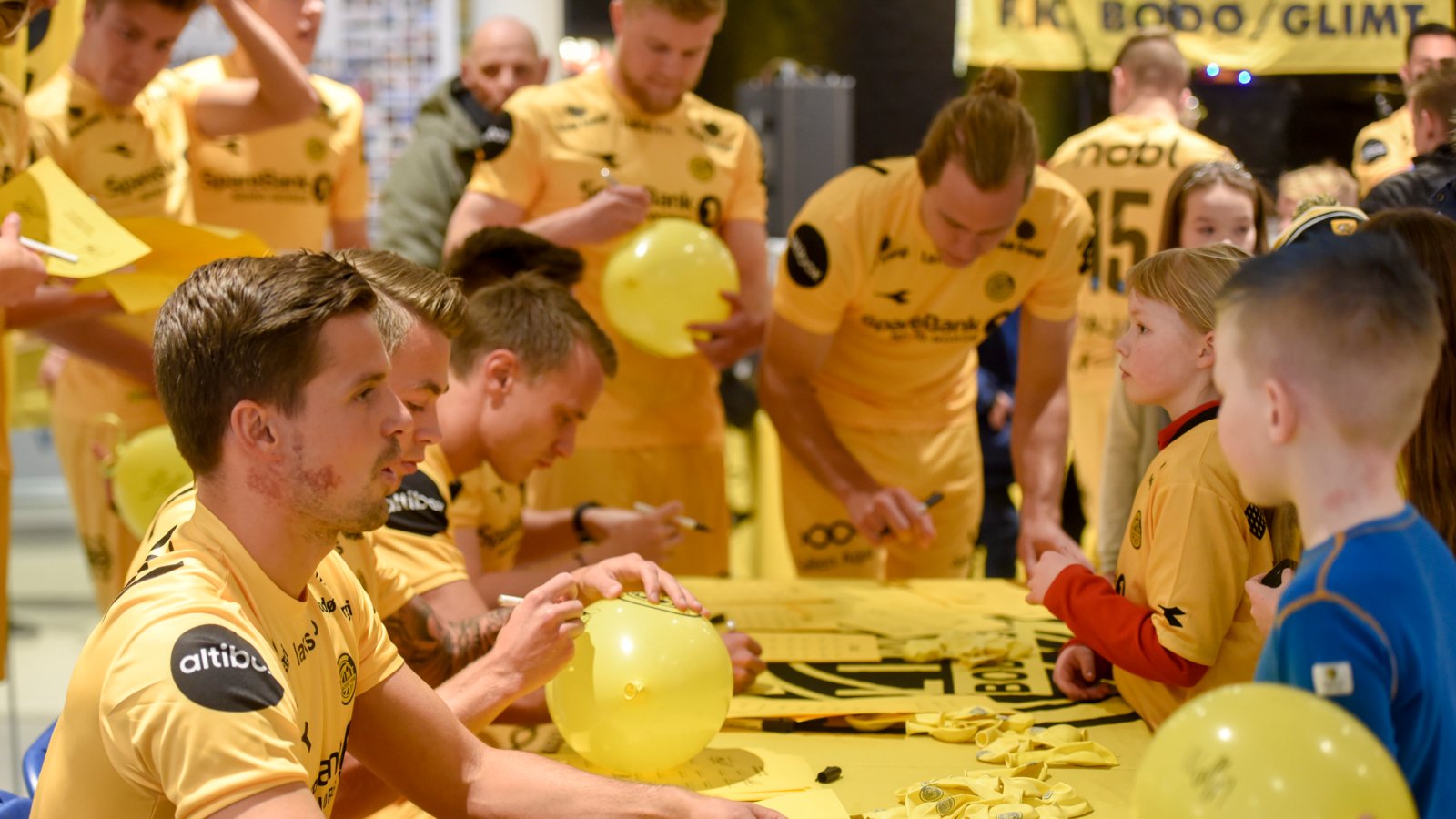 Signering på kick-off.