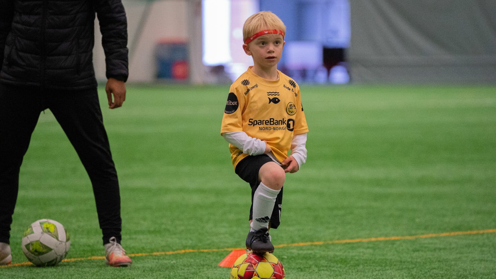 På bildet ser du en 6 år gammel gutt på trening med Glimt-Akademiet. Bildet er fra 2022. 