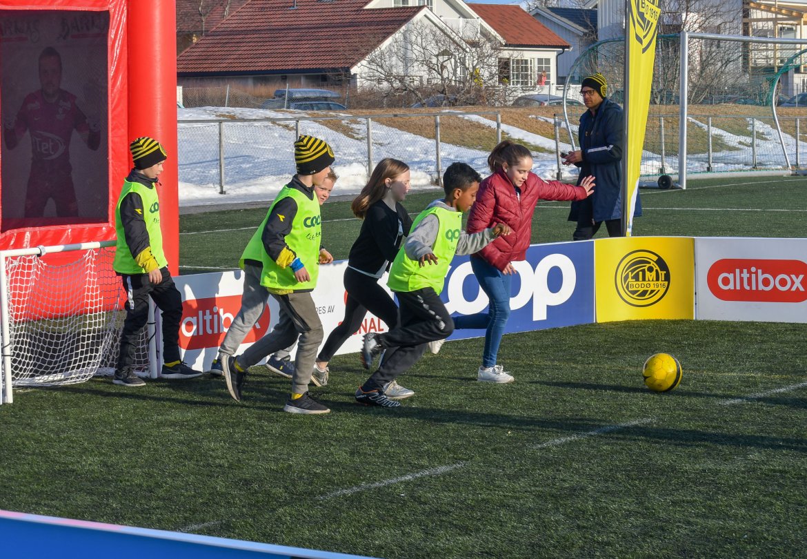 Barna kan spille fotball i fotballbingen. 