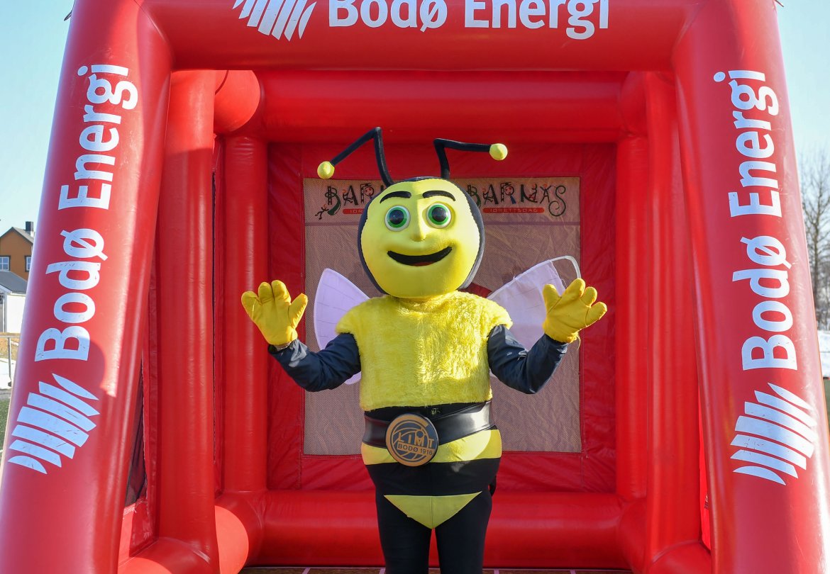 Putte er med på leken.