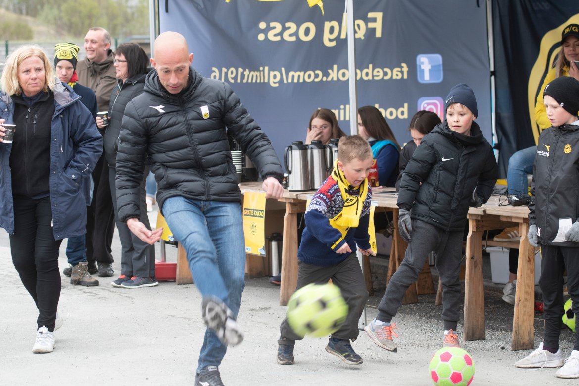 Jonas Kolstad prøver seg på fotballdart i Fanzone.