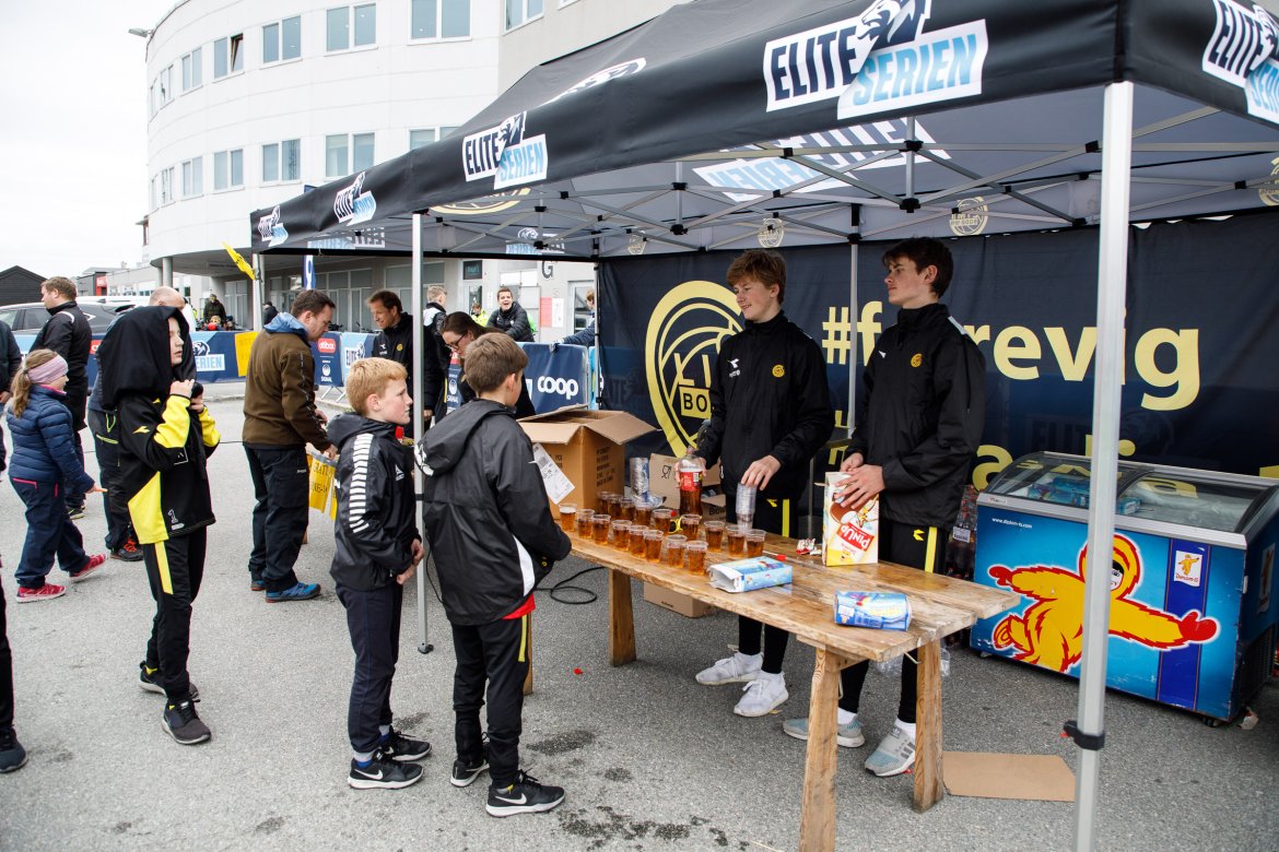 Noen ganger deles det ut gratis brus og is i Fanzone.