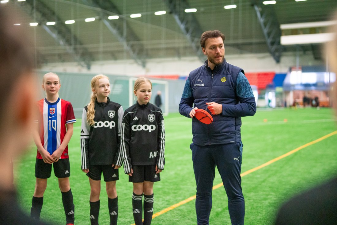 Egzon Statovci leder øktene med jenteakademiet. Foto: Vilde Hiller Rasmussen