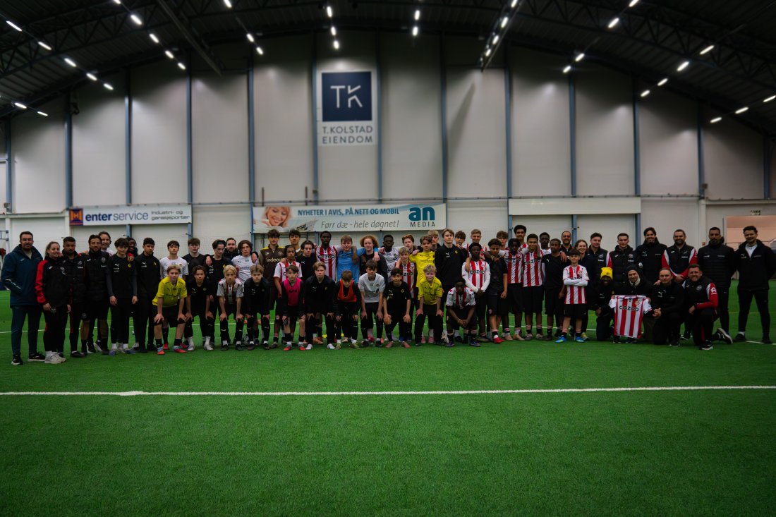 Alle spillere og trenere samlet. Foto: Rune Larsen