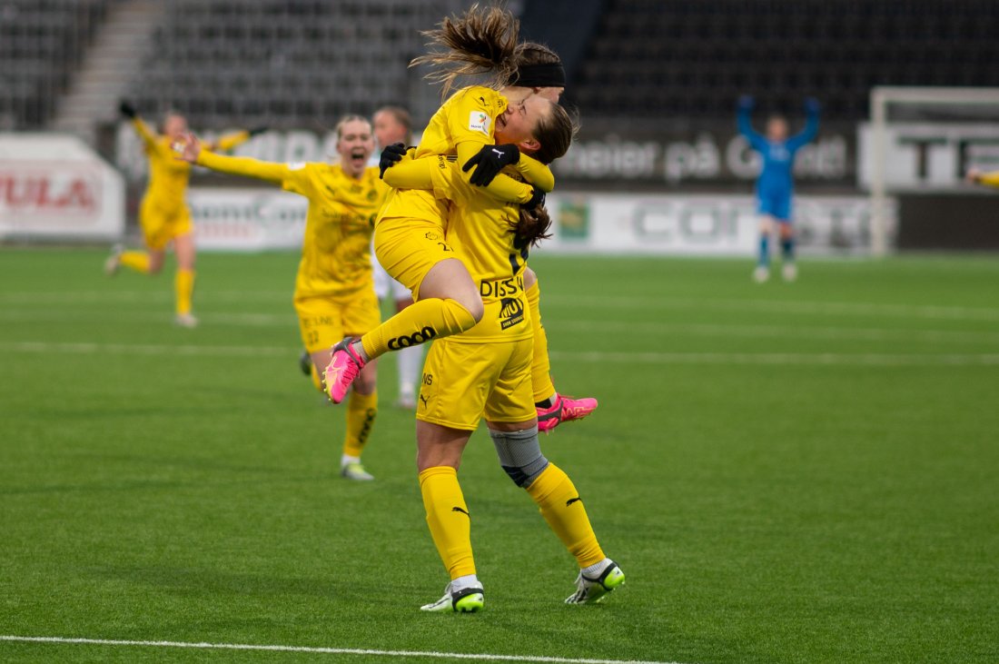 Bildet viser Marthe Hansen og Lise Dissing som omfavner hverandre etter Dissing sin scoring mot Øvrevoll Hosle på Aspmyra Stadion 17. mars.