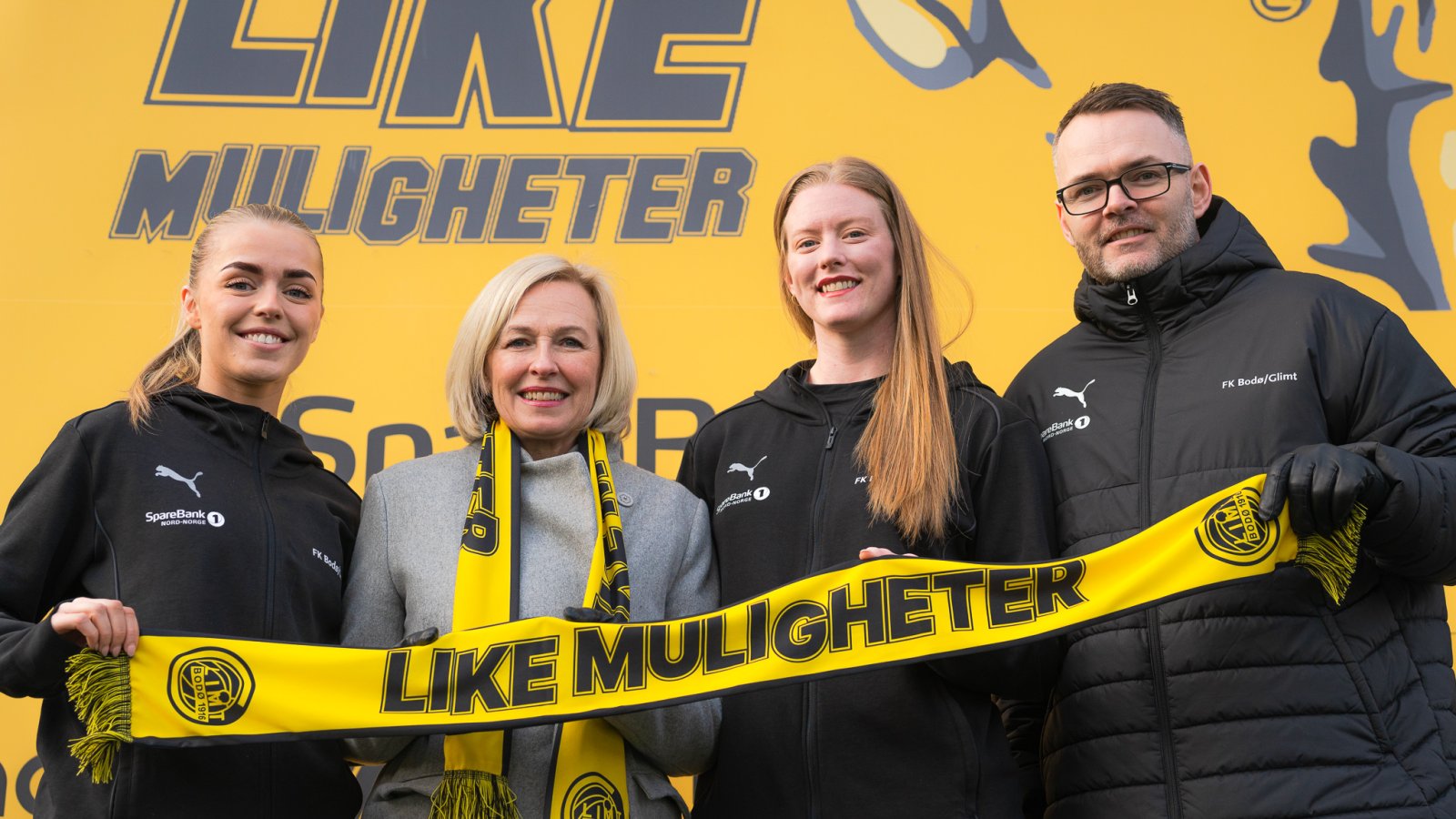 Fire personer smiler på bildet etter at Bodø/Glimt og Sparebank 1 Nord-Norge har tegnet en ny avtale. Sammen holder de et skjerf om Like Muligheter.