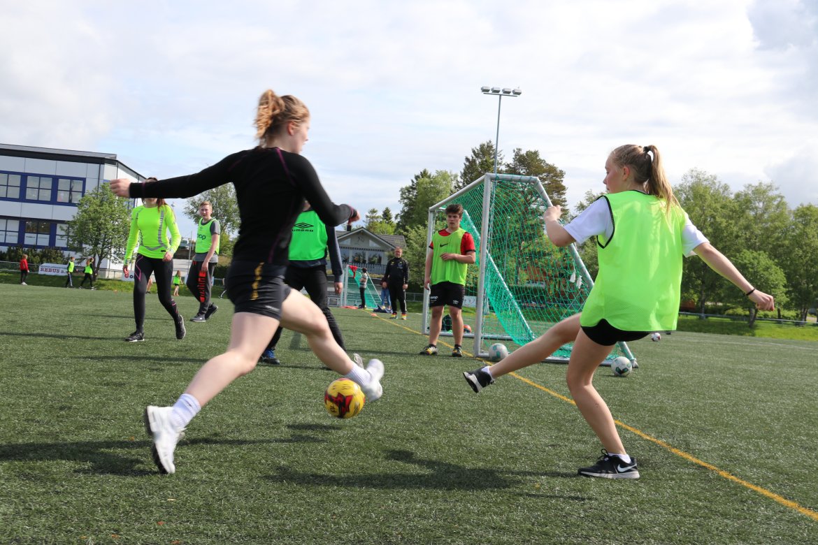 Jenter og gutter i aktivitet.