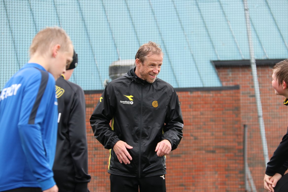 Ørjan Berg instruerer i regn.