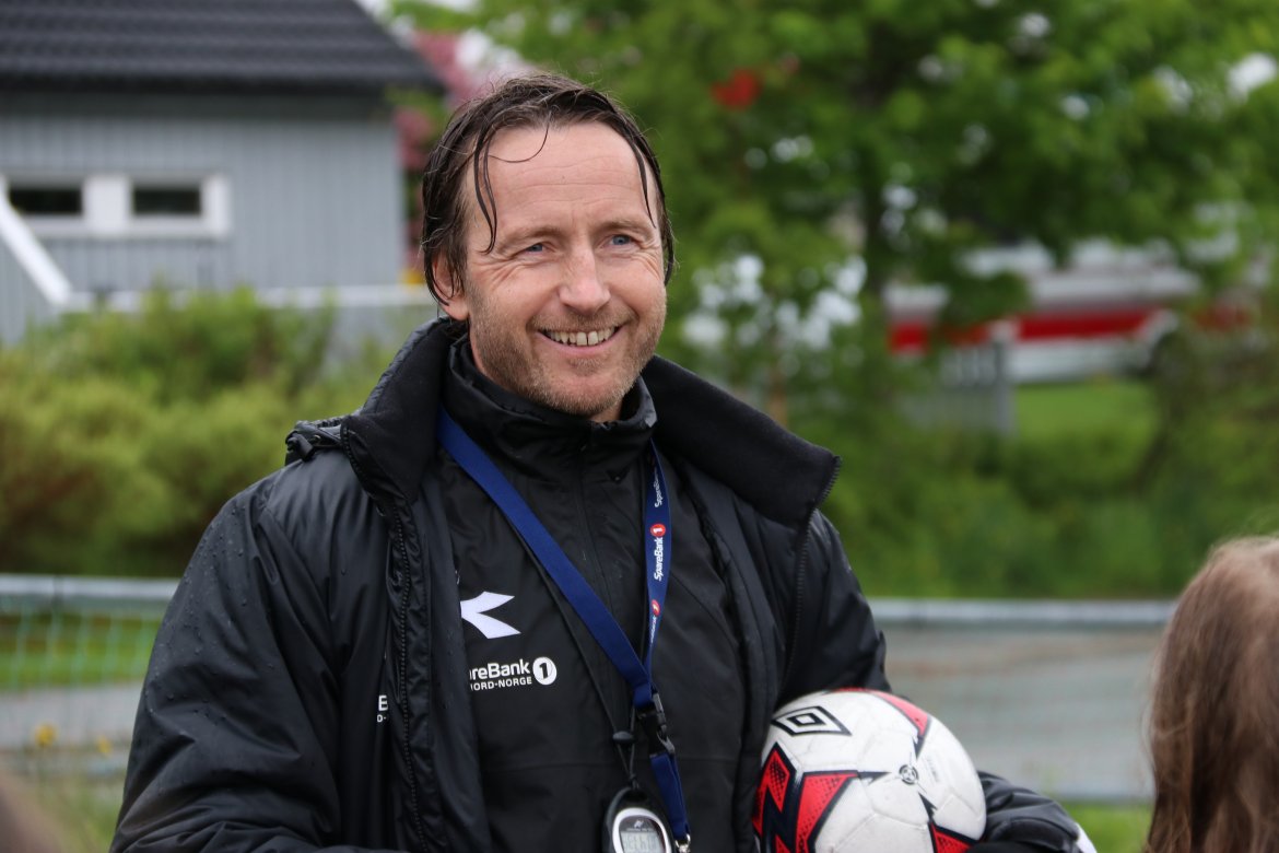 Stig Johansen blid i regnet i Bindal.