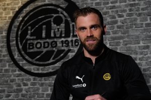 Brede Moe signerer kontrakten som binder han til Bodø/Glimt ut sesongen 2025