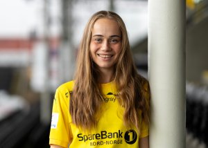 Lise Dissing poserer i Glimt-drakt på tribunen etter å ha signert ny kontrakt