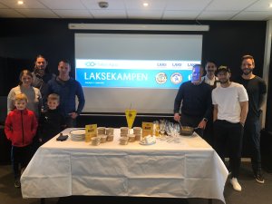 Prøvesmaking av menyen før laksekampen.