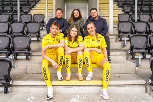 Øverst til venstre Lars Arve Jakobsen, Adm.dir Coop Nordland, Cicilie Schjølberg markedsdirektør, Lars Jakob Hegge organisasjonssjef, Håkon Evjen, Amie Sannes og Andrea Karoline Nymo Holmstrøm ved A-lag herrer og kvinner.