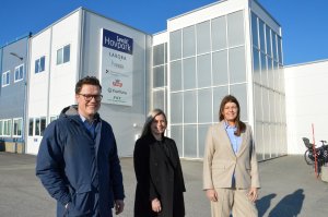 Leder for innovasjon og forretningsutvikling i Løvold Solution Stig-Endre Elvevoll, Elén Løvold jobber med markedsføring i Løvold Solution - og Ellisiv Løvold er leder for marked, relasjon og utvikling i Løvold Solution.