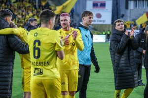 Glimt-spillerne feirer seieren mot Viking i april 2024. I forgrunnen ser vi Jostein Gundersen med ryggen til og Kasper Høgh