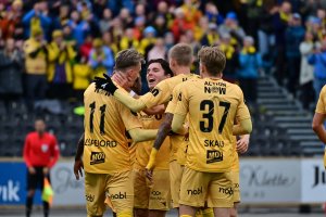 Hugo Vetlesen fra A-laget i fokus etter scoringen til Runar Espejord på Aspmyra under kampen mot Linfield i Champions League-kvalifiseringskampen i 2022.