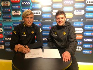 Martin Mjelde og Aamund Bjørkan. Martin Mjelde signerer proffkontrakt.