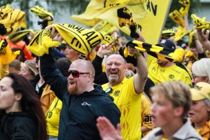 En gjeng Glimt-supportere lager stemning utenfor Aspmyra. 