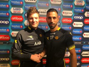 Sportslig leder Aasmund Bjørkan og Isidoro etter forlengelsen av kontrakten.