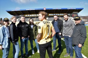 Bodø/Glimt spiller på lag om ei bærekraftig fremtid. Iris Salten er med som partner og ambassadør. Foran spiller Patrick Berg. F.v. Regine Boym (Bodø/Glimt), Pernille Kolsing (Iris Salten), Frode Thomassen (Bodø/Glimt), Ørjan Heldal (Bodø/Glimt), Svein Tore Hansen (Bodø/Glimt), Arnt E. Pedersen (Iris Salten) og Jannike Ramsvik (Bodø/Glimt).