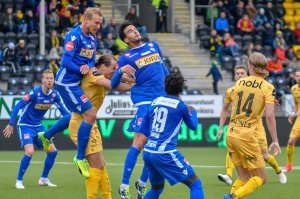 Martin BJørnbak i duell mot Sandefjord hjemme på Aspmyra.