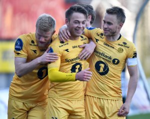 Patrick Berg hylles etter innlegget som Ulrik Saltnes stangen inn og sikret seieren mot Mjøndalen i OBOS-ligaen 2017. 28.05.2017, Bodø