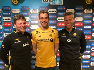 Aasmund Bjørkan, Brede Mathias Moe og Kjetil Knutsen etter signeringen.