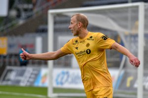 Vegard Leikvoll Moberg gir tommelen opp under kampen mot Kristiansund.