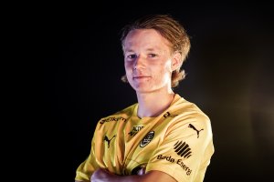 August Mikkelsen poserer i Glimt-drakt etter at han signerte for Bodø/Glimt fra den svenske klubben Hammarby