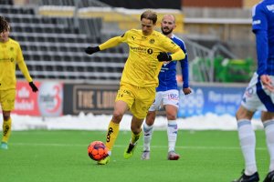Ulrik Saltnes i fint driv med ballen under Bodø/Glimts treningskamp mot Molde på Aspmyra i mars 2024 