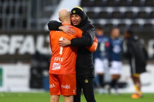 Jonas Kolstad gir Julian Faye Lund etter kvartfinalen i NM 22 mot Viking på Aspmyra i 2023. 