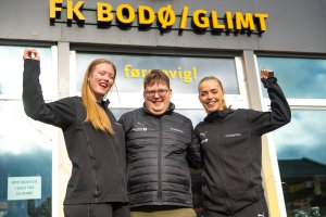 Aubrei Corder og Andrea Holmstrøm fra Bodø/Glimt Kvinner sammen med John-Håkon Nybak som jobber i Glimt-shop uten for Glimts supporterbutikk på Aspmyra stadion