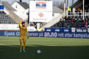 Philip Zinckernagel tar et frispark for Bodø/Glimt under kampen mot Strømsgodset 6. mai.
