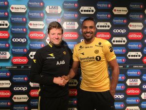 Sportslig leder Aasmund Bjørkan med nysigneringen Marco Tagbajumi.