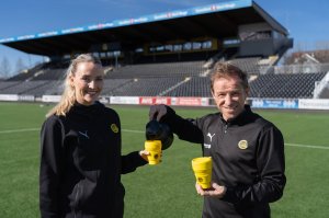 Marlen Hamsund og Ørjan Berg viser frem den nye foldekoppen som skal brukes under årets Action Now turnering