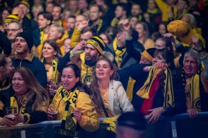 En stor ansamling av Glimt-supportere koser seg på Glimts cupfinaleshow i desember 2023 