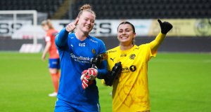 Aubrei Corder og Claudia Cagnina etter kampen mot Aafk Fortuna i 1. divsjon 20. oktober 2024. 