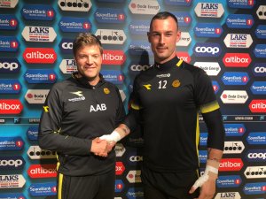 Aasmund BJørkan og Artur Krysiak etter signeringen.