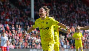 August Mikkelsen jubler for scoring foran Glimt-supporterne i 2-0-seieren i Fredrikstad i første serierunde i 2024 