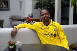 Joel Mvuka er tilbake i Glimt og poserer med ny drakt.