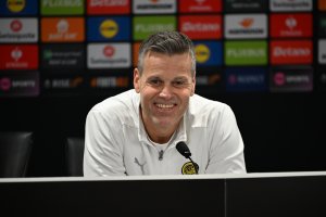Kjetil Knutsen smiler under pressekonferansen på Old Trafford dagen før oppgjøret mot Manchester United
