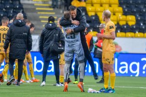 Trener Kjetil Knutsen gir en god klem til keeper Ricardo Friedrich etter seieren mot Kristiansund.