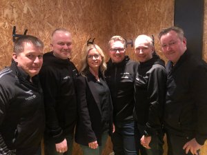 Ola Haldorsen. Tom Cato Karlsen, Berit Wilhemlsen, Inge Henning Andersen, Stephan Skjelvan og Tor Arne Aga. 