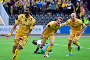 Amahl Pellegrino, Marius Høibråten og Lars-Jørgen Salvensen i gledesjubel etter scoring mot Zalgiris på Aspmyra august 2022.