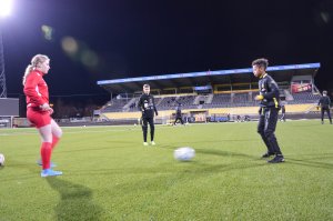Stina fra Grands J13 synes det er stas å sentre med Noa og Kvame fra Bodø/Glimts G13 inne på selve Aspmyra stadion.