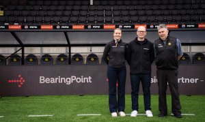 Alma Antonia Botten, Erik Lohne og Frode Thomassen smiler for samarbeidet. 