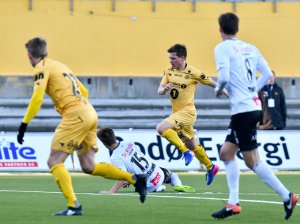 TETTE DUELLER: Thomas Jacobsen (5) blir taklet av Erlend Eggen Persgård (15) i vårens seriekamp mot Elverum. Oppgjøret endte til slutt 5-0 til Glimt.  I forgrunnen: Kristian Fardal Opseth (22) og Håkon Rønes (8). FOTO: Kent Even Grundstad