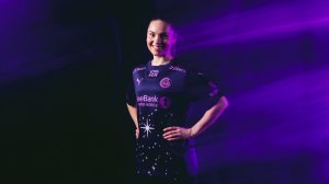 Helene Schjelderup poserer i Glimts nye mørkeblå drakt med polarstjernen på