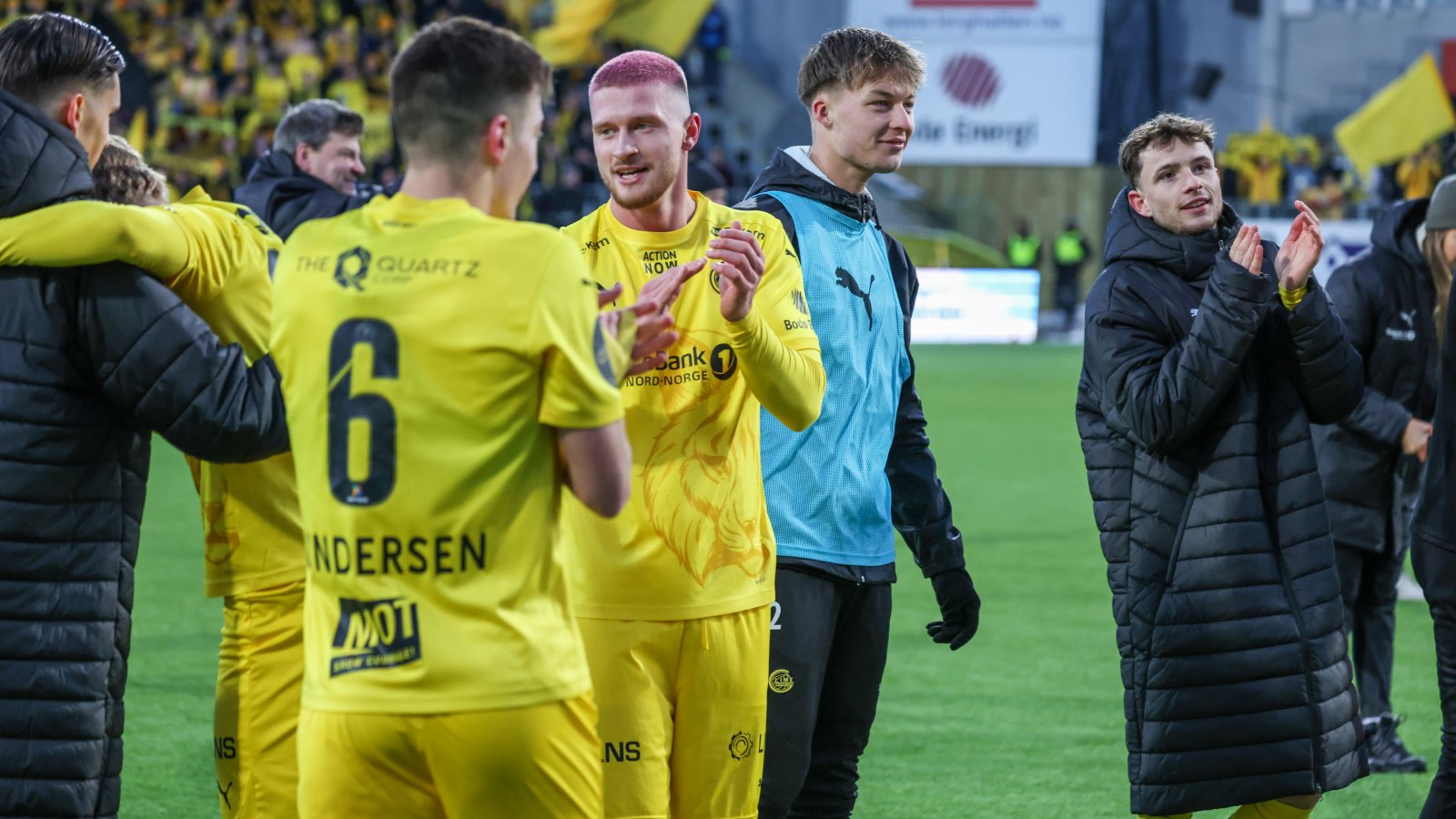 Glimt-spillerne feirer seieren mot Viking i april 2024. I forgrunnen ser vi Jostein Gundersen med ryggen til og Kasper Høgh